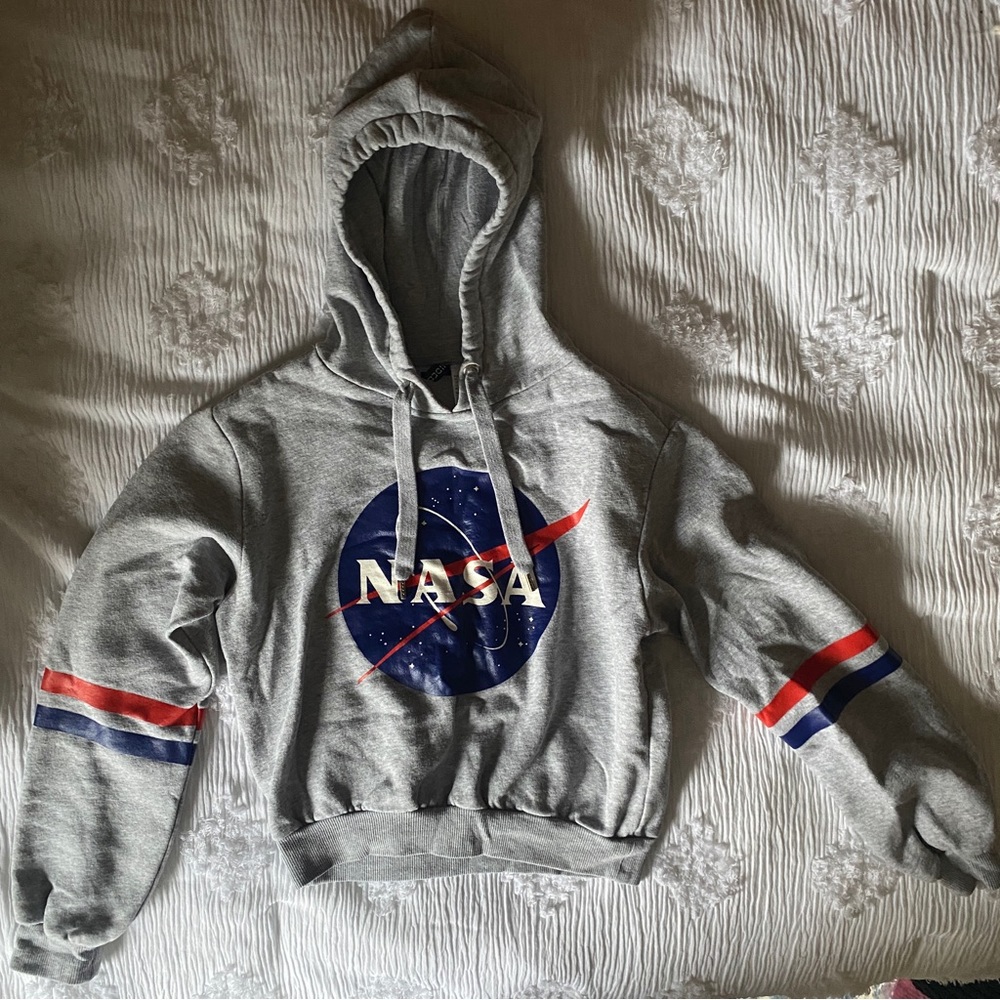 Graphic Grey Hoodie (XS)- H&M - Chill Vibes!